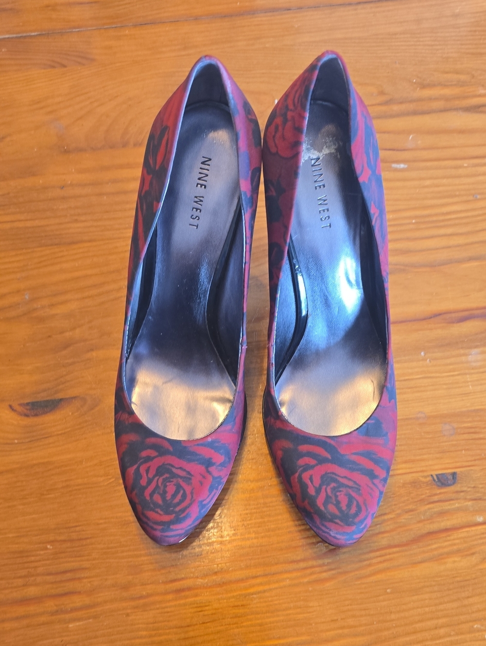 Nine West Women's Red and Black Rose Print Pointed-Toe Pumps